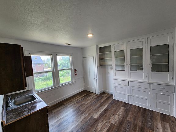 4th image of 3007 Crane St #1