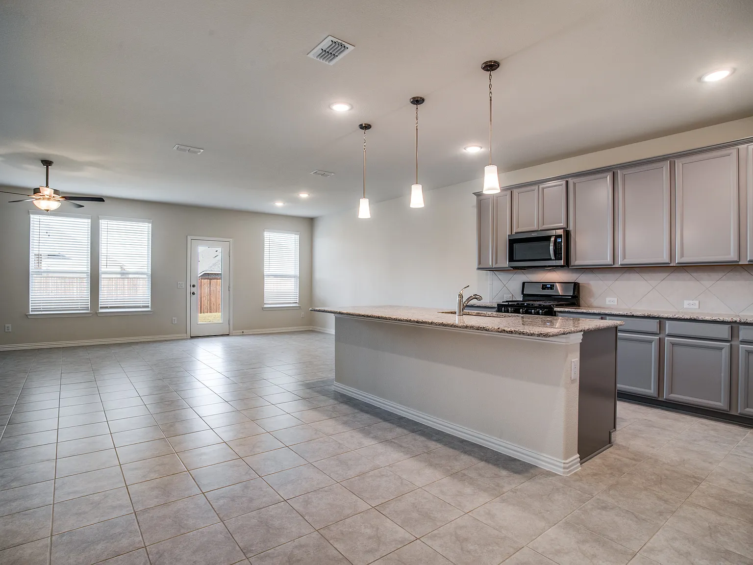 5 bed, 2595 sqft, $2,600 — Photo 3