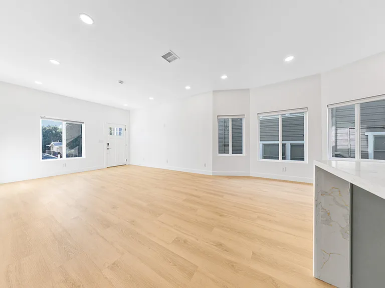 811 Waterloo St #813 — Photo 4