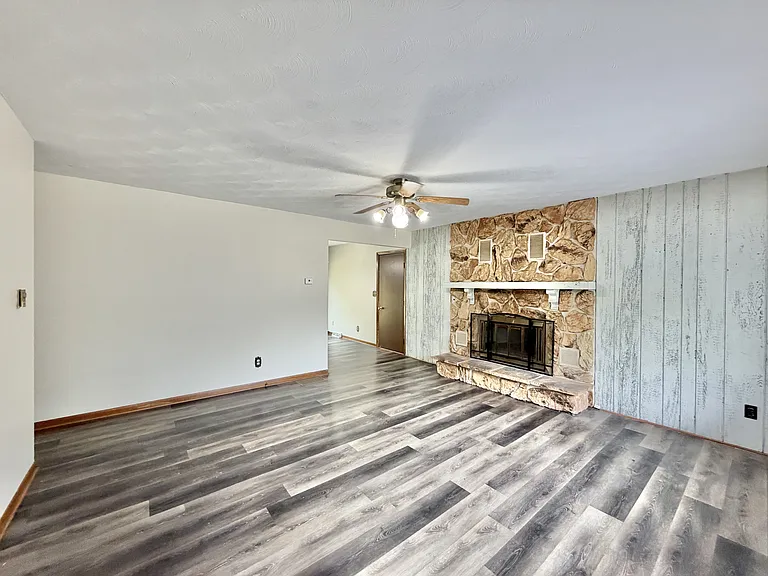 2437 S Country Ln — Photo 2