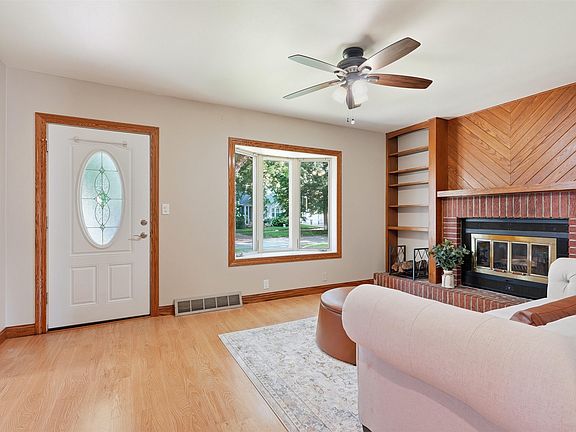 4th image of 1146 Cornwall Ave