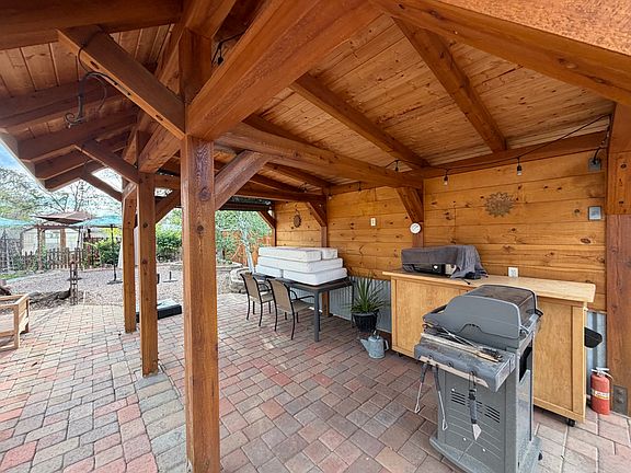 5th image of 233 NW Cedar Ave #D