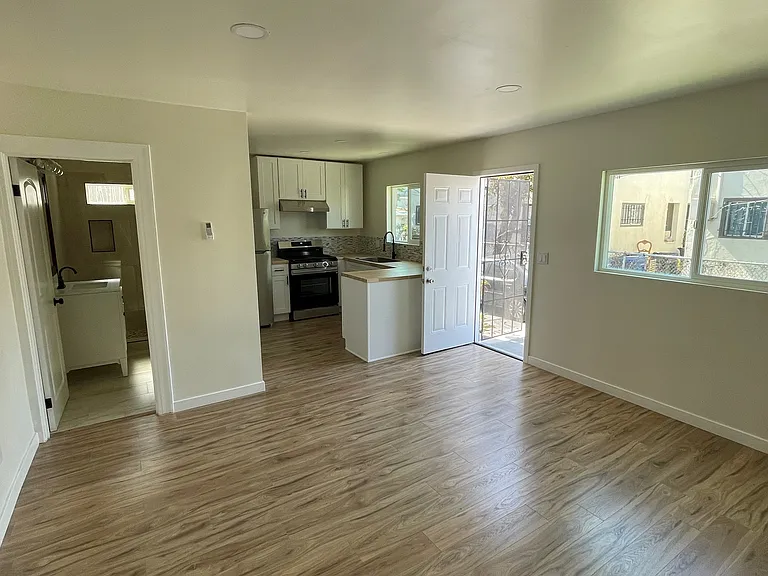 1327 1/2 N Mariposa Ave — Photo 2
