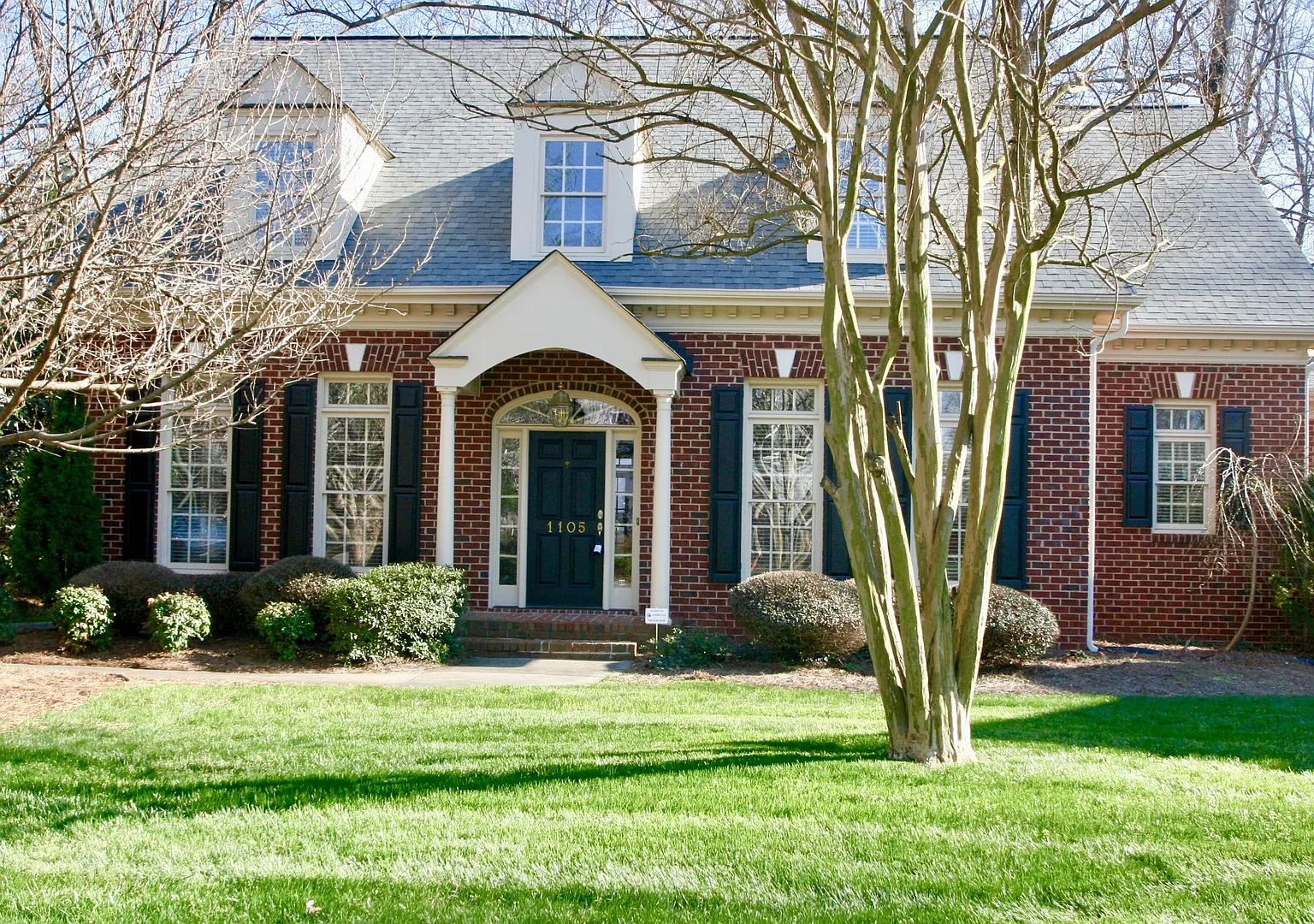 Stunning Brick Home in Cotswold in Quiet cul-de-sac — Photo 1