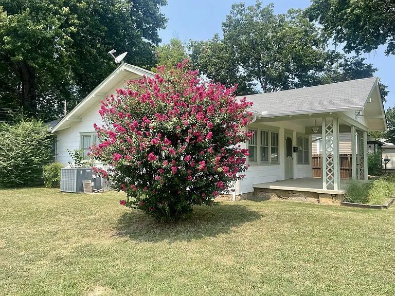 720 S Hickory St — Photo 4