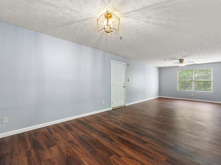 3247 Fairington Dr — Photo 4