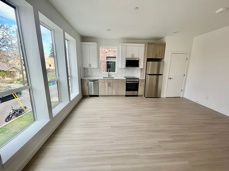 Greenwich Ave Apartments — Photo 18