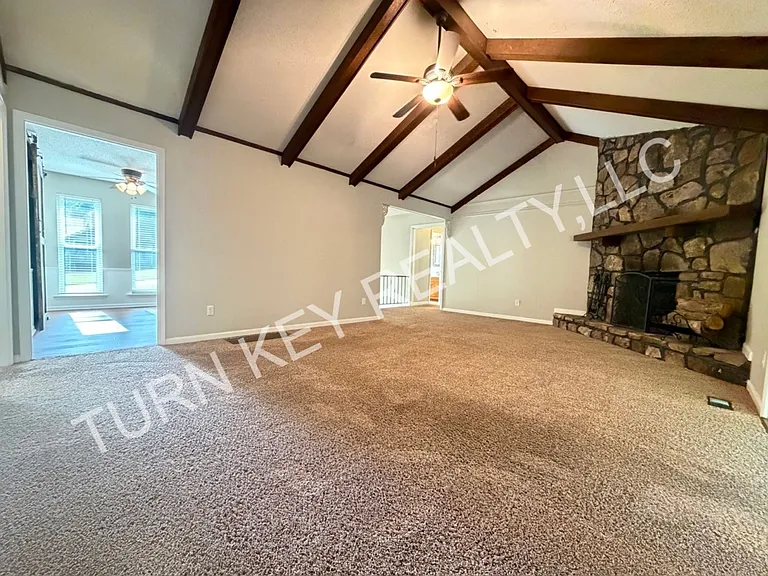 2221 Diane Dr — Photo 3