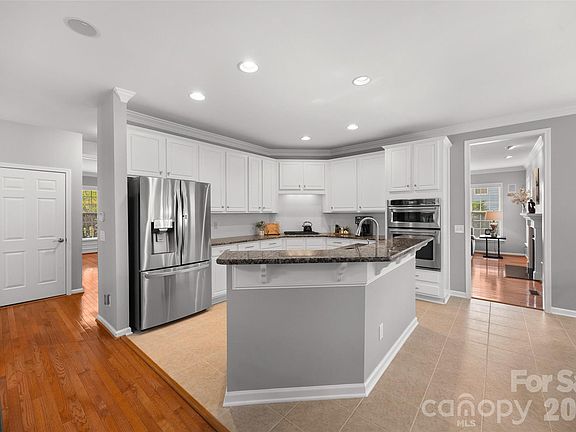 4th image of 765 Fairway Point Dr