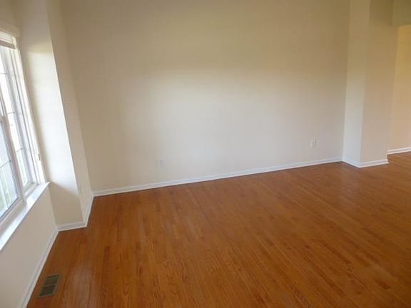 3rd image of 45076 Brookview Dr