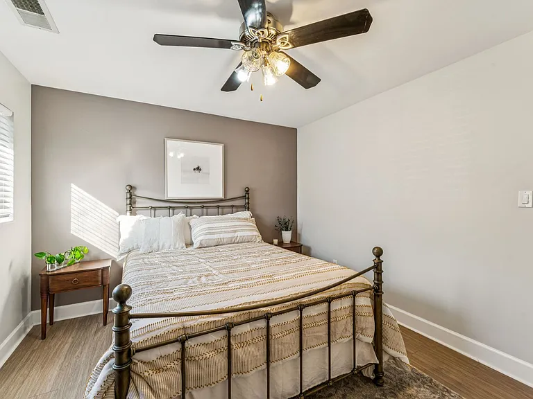 530 W 10th St #530 — Photo 18