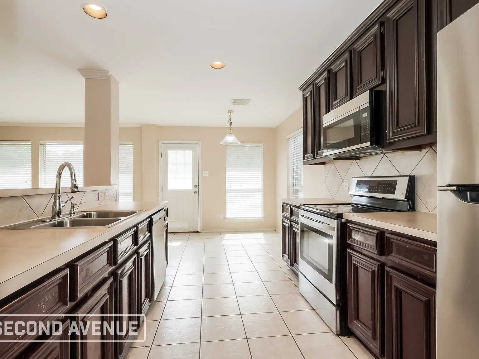 5 bed, 2.5 bath, 2432 sqft, $3,195 — Photo 4