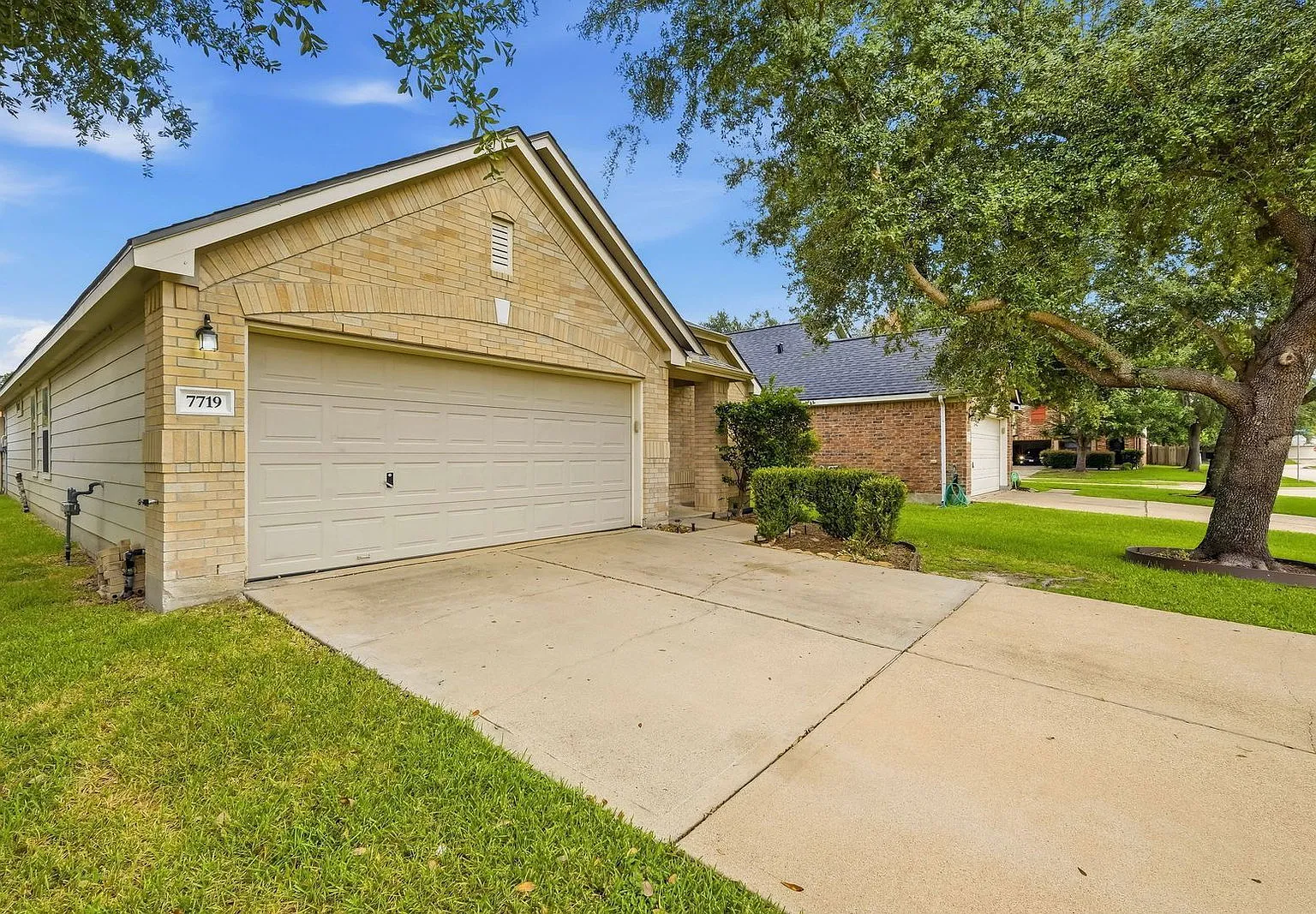 3 bed, 2.0 bath, 1820 sqft, $1,975 — Photo 2