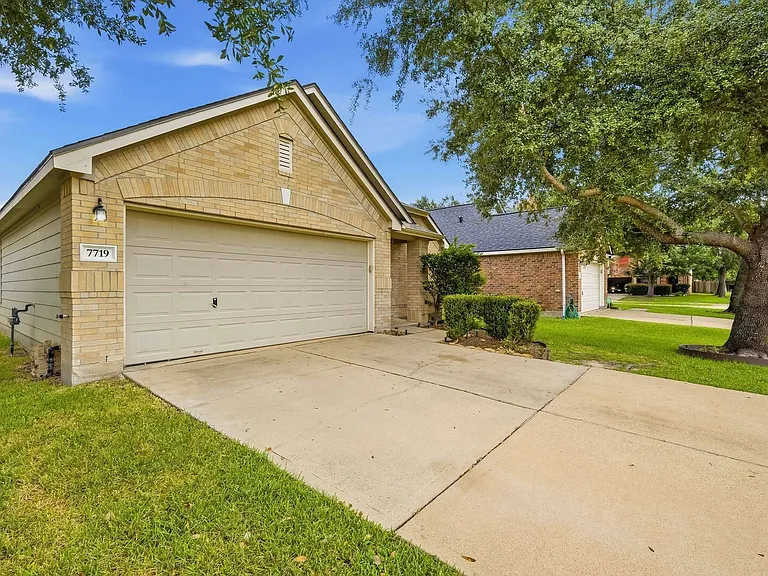 7719 Serene Wood Ln — Photo 2