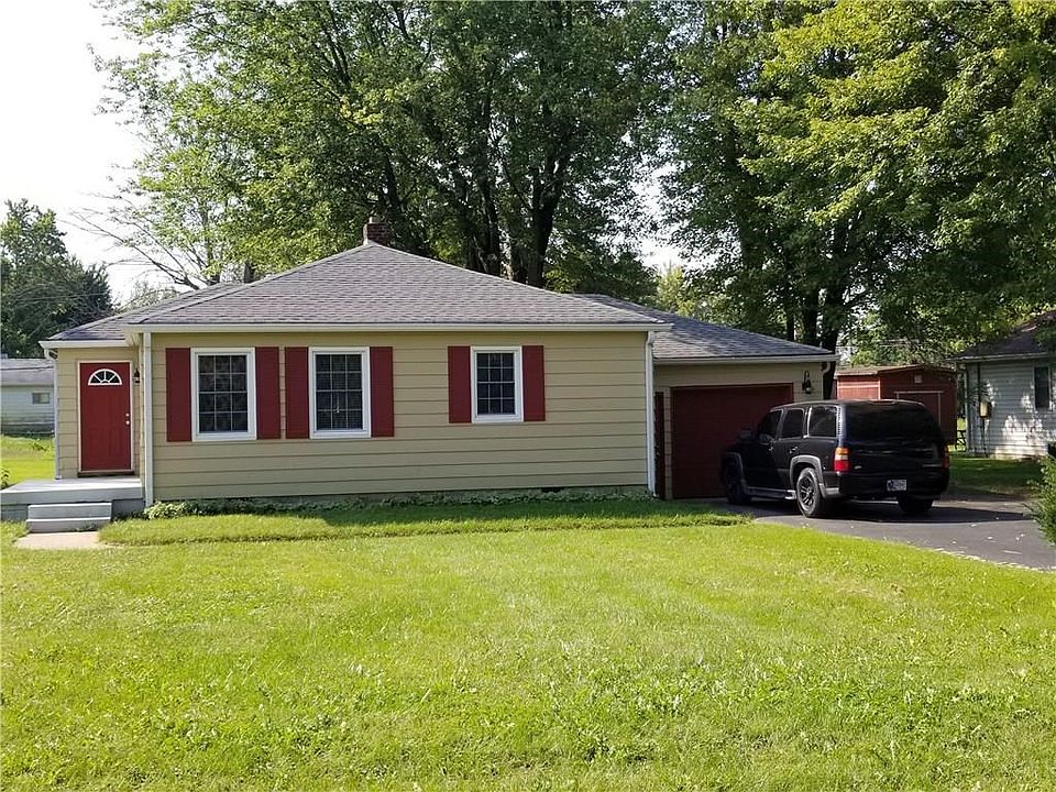 Great curb appeal greats you as you find your dream home...extra parking for several vehicles....
