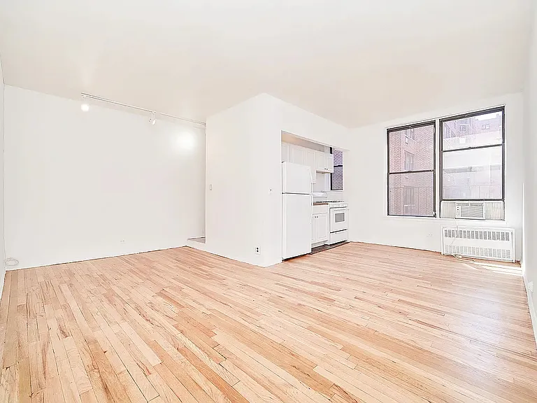 152 E 22nd St #6F — Photo 1
