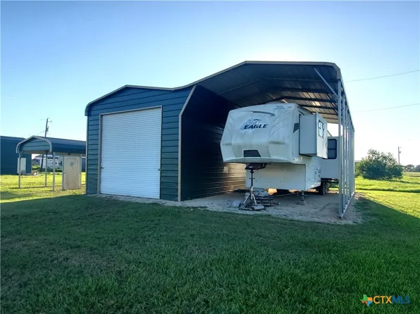 302-304 S 13th St, Seadrift, TX 77983