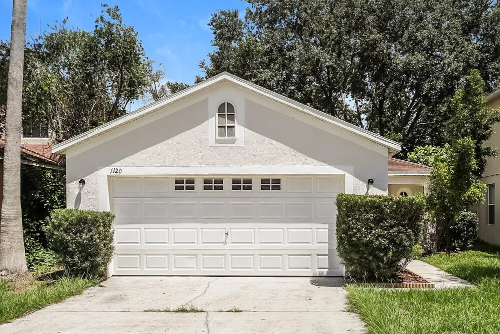 3 bed, 2.0 bath, 1299 sqft, $2,105 — Photo 1