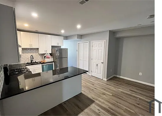 1709 E St NE #4 — Photo 2