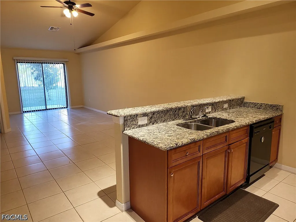 3 bed, 2.0 bath, 1200 sqft, $1,549 — Photo 4