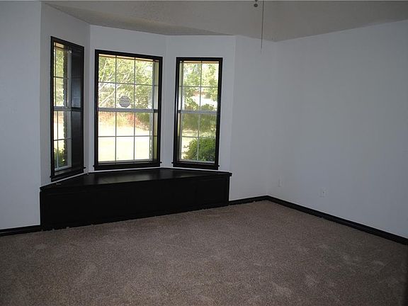 4th image of 2988 Knob Hill Dr