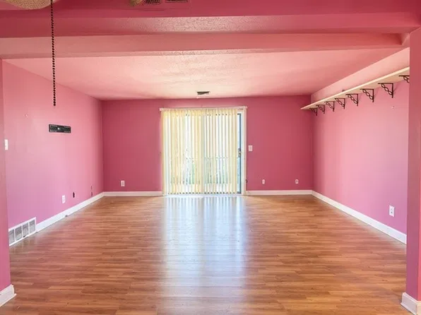 9557 University Ave APT 18, Clive, IA 50325
