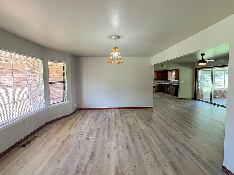345 Travis Cir — Photo 3