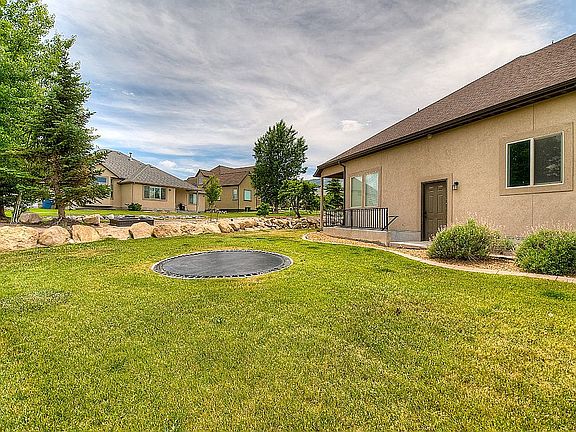 5th image of 216 E Green Ct