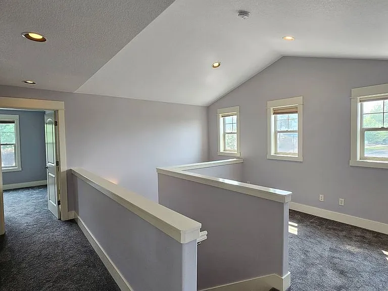 1082 SE Yarrow Ave — Photo 7