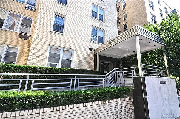 Sold by Re/Max In The City | media 27