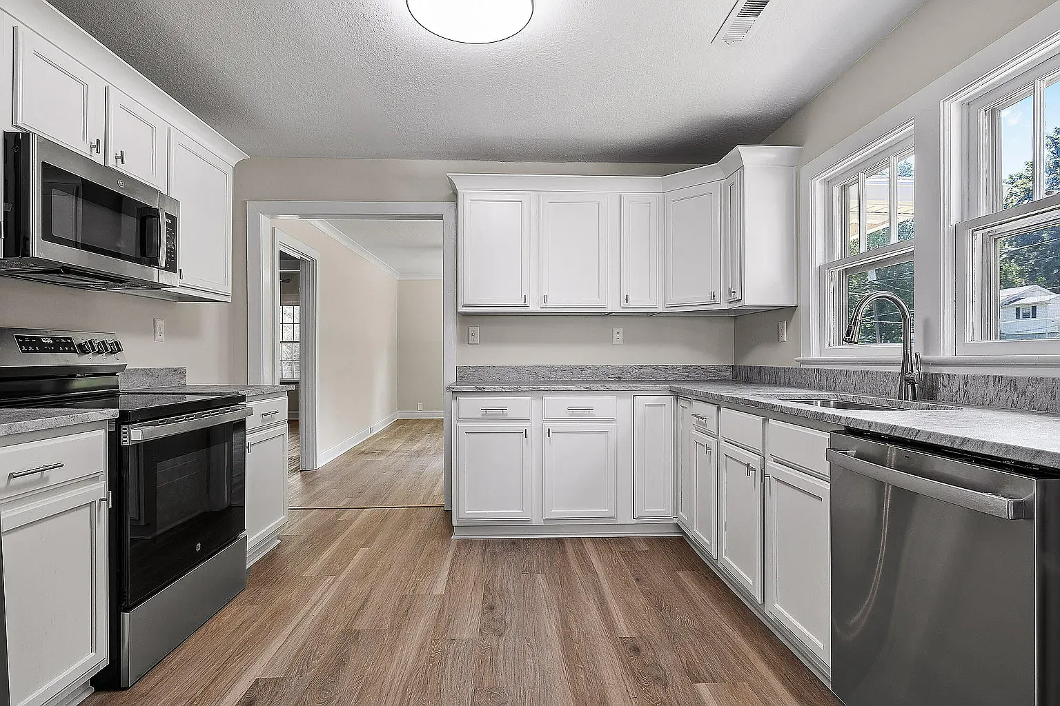 3 bed, 1800 sqft, $2,500 — Photo 2