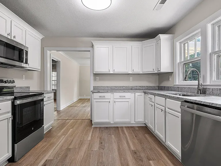 672 Lupton Dr — Photo 2