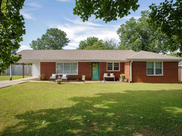 705 E Moore St, Tuscumbia, AL 35674