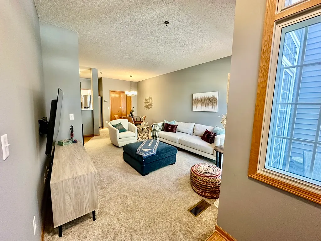 2 bed, 1.5 bath, 1160 sqft, $1,849 — Photo 3