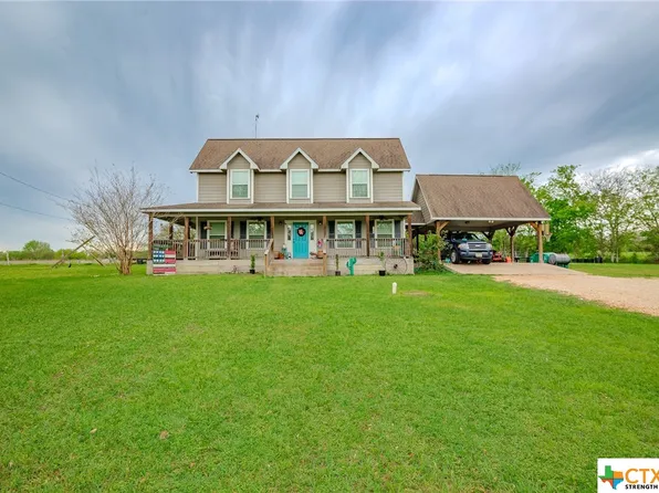 1002 Carroll Dr, Yoakum, TX 77995