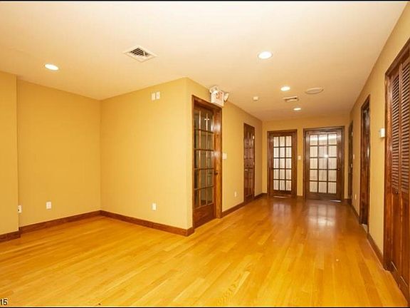 5th image of 324 Bloomfield Ave