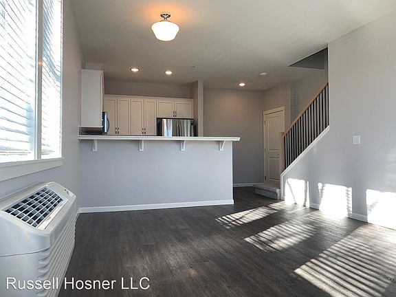 4th image of 7100 N Greenwich Ave #11