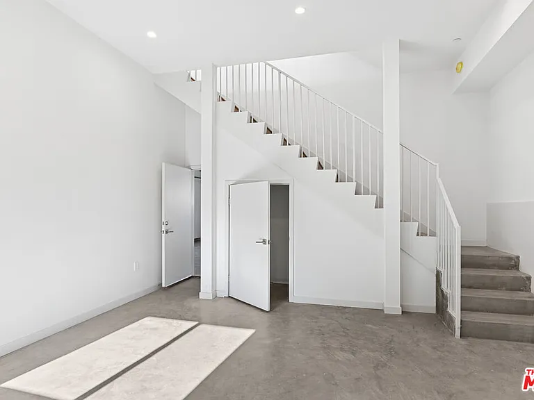 2521 S Orange Dr — Photo 14