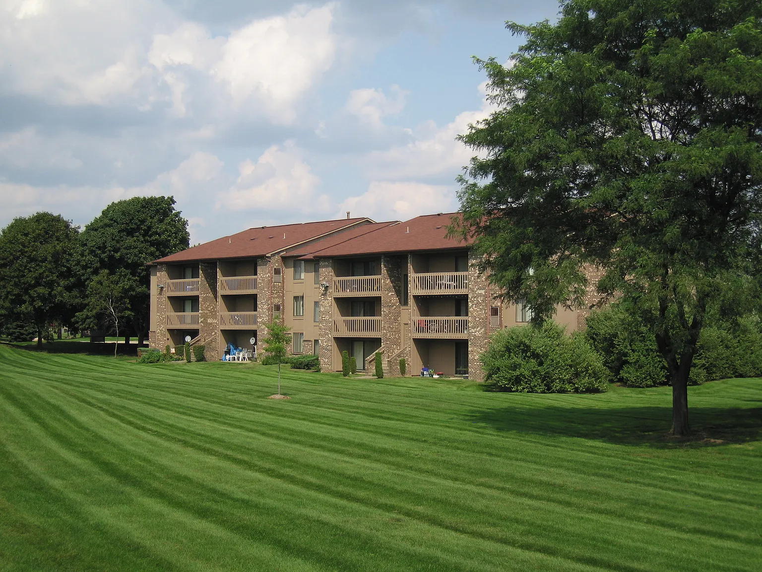 Green Hill Apartments — Photo 1