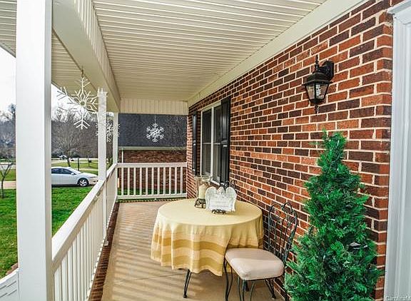 4th image of 2943 Weatherfield Dr