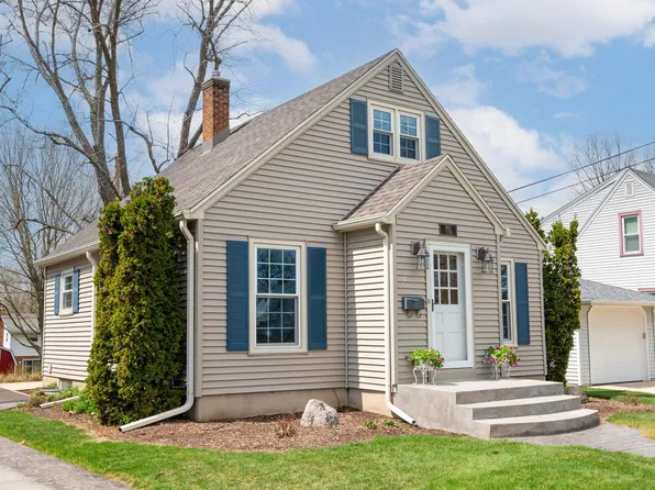 W63N391 Hillcrest AVENUE, Cedarburg, WI 53012