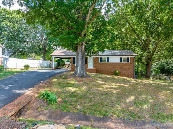 1221 Shannonbrook Dr, Newton, NC 28658