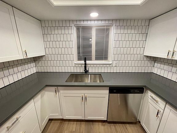 Kitchen - quartz, stainless appliances