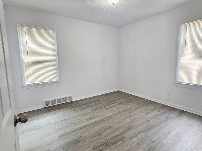 9589 Mansfield St — Photo 9