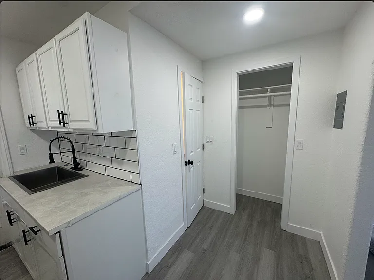 2231 N Palm Canyon Dr #5 — Photo 4