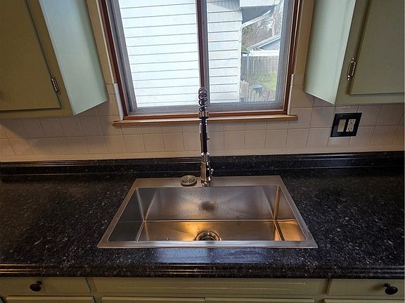 5th image of 5933 Decker Rd