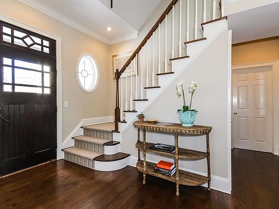 2nd image of 4 Leslie Ln
