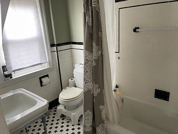 4th image of 700 Pontiac Ave #2