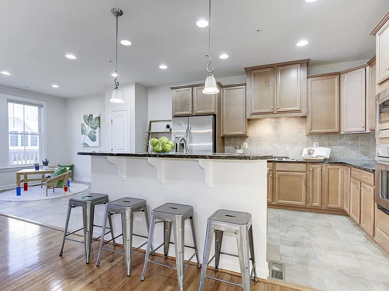 122 Parkview Ave — Photo 1