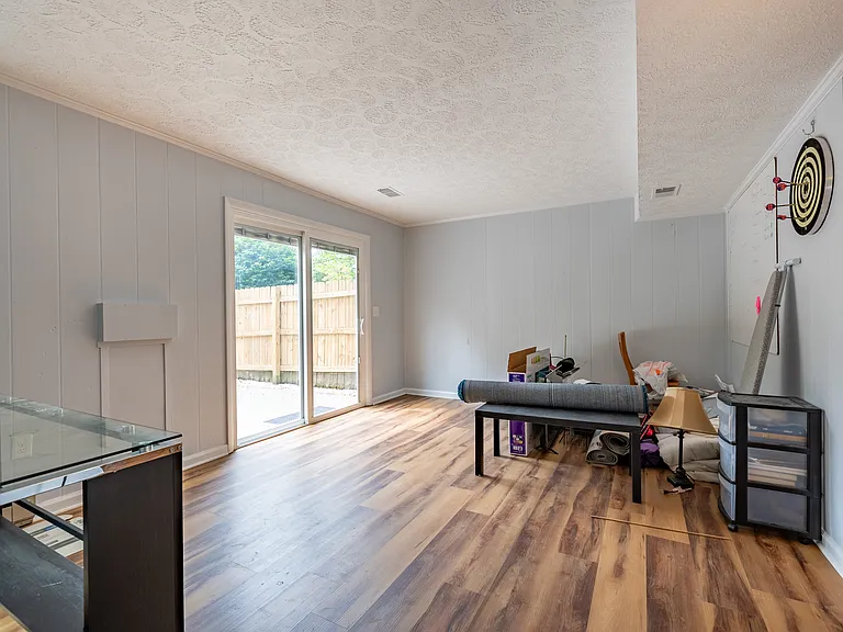 208 Huntington Ln — Photo 19